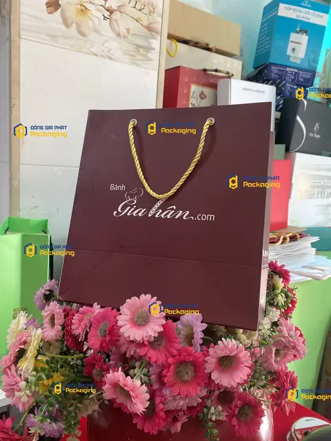 Túi giấy đựng bánh Bánh Gia Hân màu đỏ rượu vang quai dù vàng
