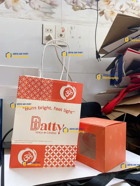 Túi giấy đựng nến Batty Yoga & Candle in họa tiết cam đỏ