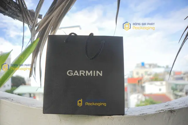 Túi giấy đen quai dù Garmin chữ bạc ở giữa