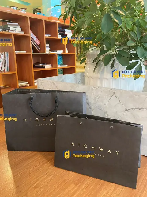 Túi giấy thời trang nam Highway Menswear màu đen