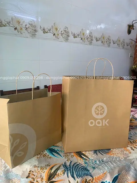 Túi giấy kraft quai giấy OAK in logo trắng