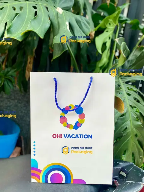 Túi giấy in nhiều màu OH! Vacation nền trắng, quai dù xanh dương