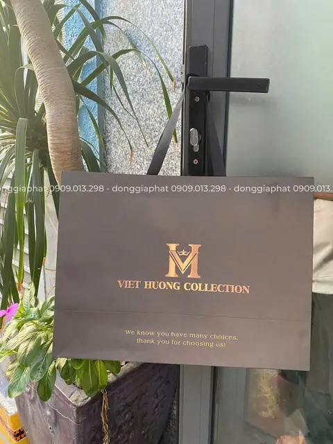 Túi giấy ép kim màu đồng Viet Huong Collection nền xám đậm